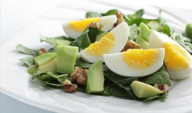 Salada com ovos